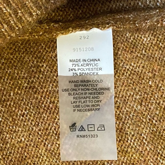 Drop shoulder color-blocked sweater from Vince Camuto. Goes great with leggings. - Picture 2 of 4